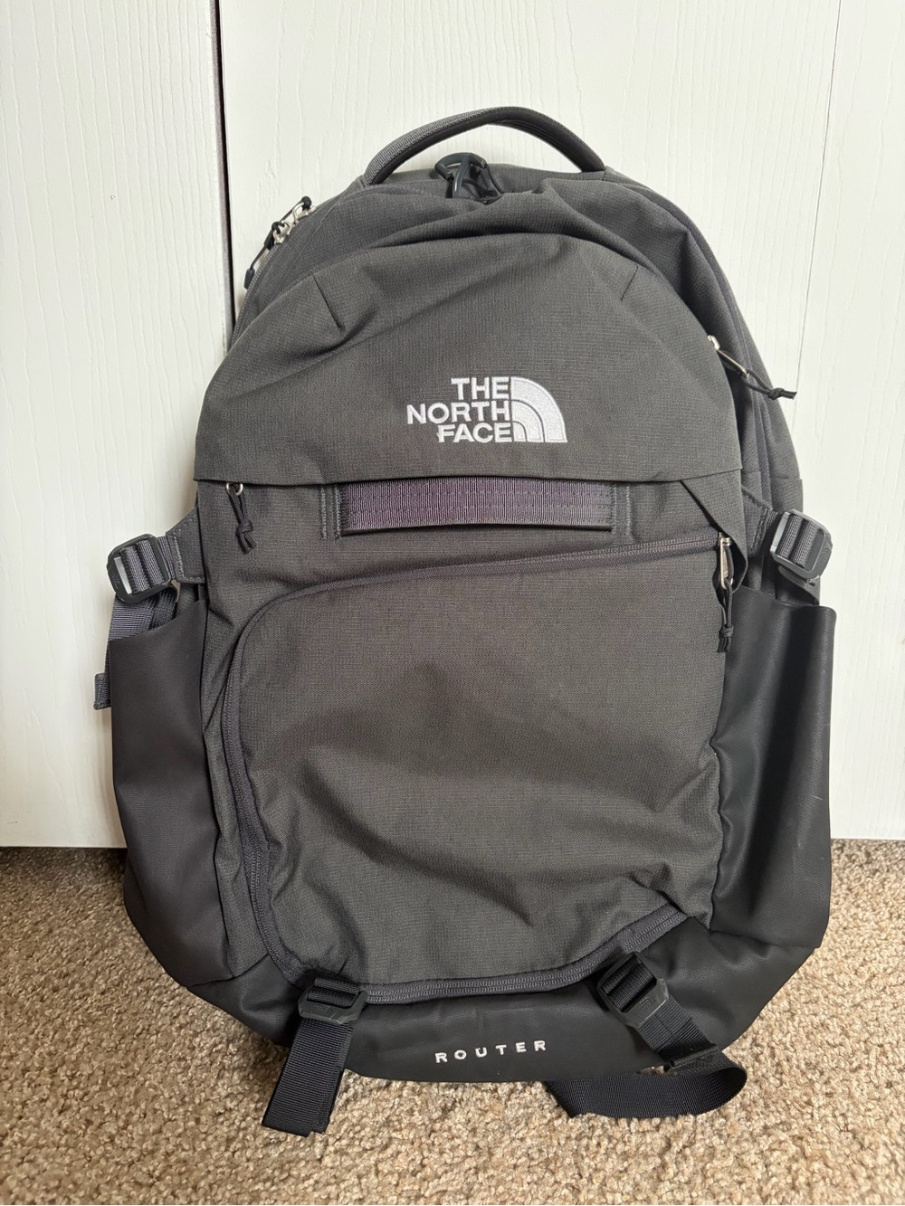 LIKE NEW The North Face Men’s Router Backpack Asphalt Grey Light Heather/Black